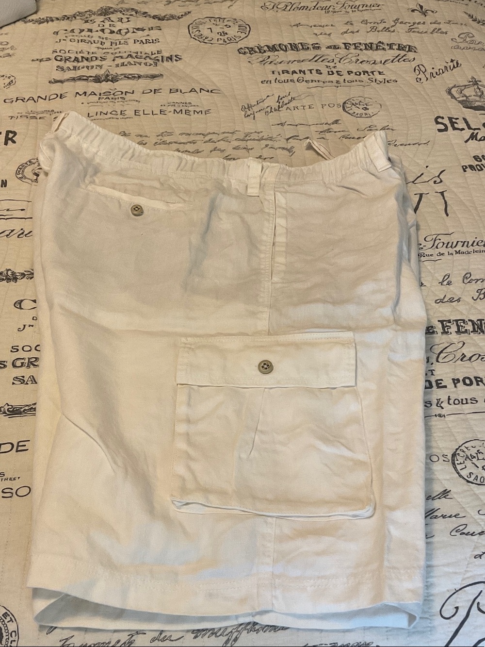 Tommy Bahama men’s off white 100% linen Cargo Shorts. XL